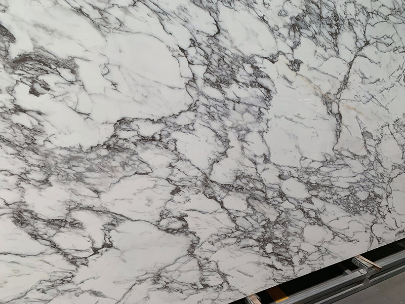 Through full body vein <a href='https://www.chinananoglass.com/nanoglass/nanoglass-slab/calacatta-nanoglass'>Nano Calacatta</a> glass slabs